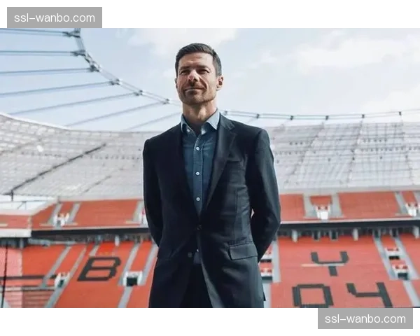 场边花絮：勒沃库森主帅阿隆索因抗议判罚吃到黄牌。